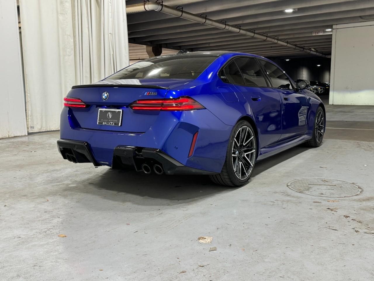 BMW M5 Vehicle Full-screen Gallery Image 4