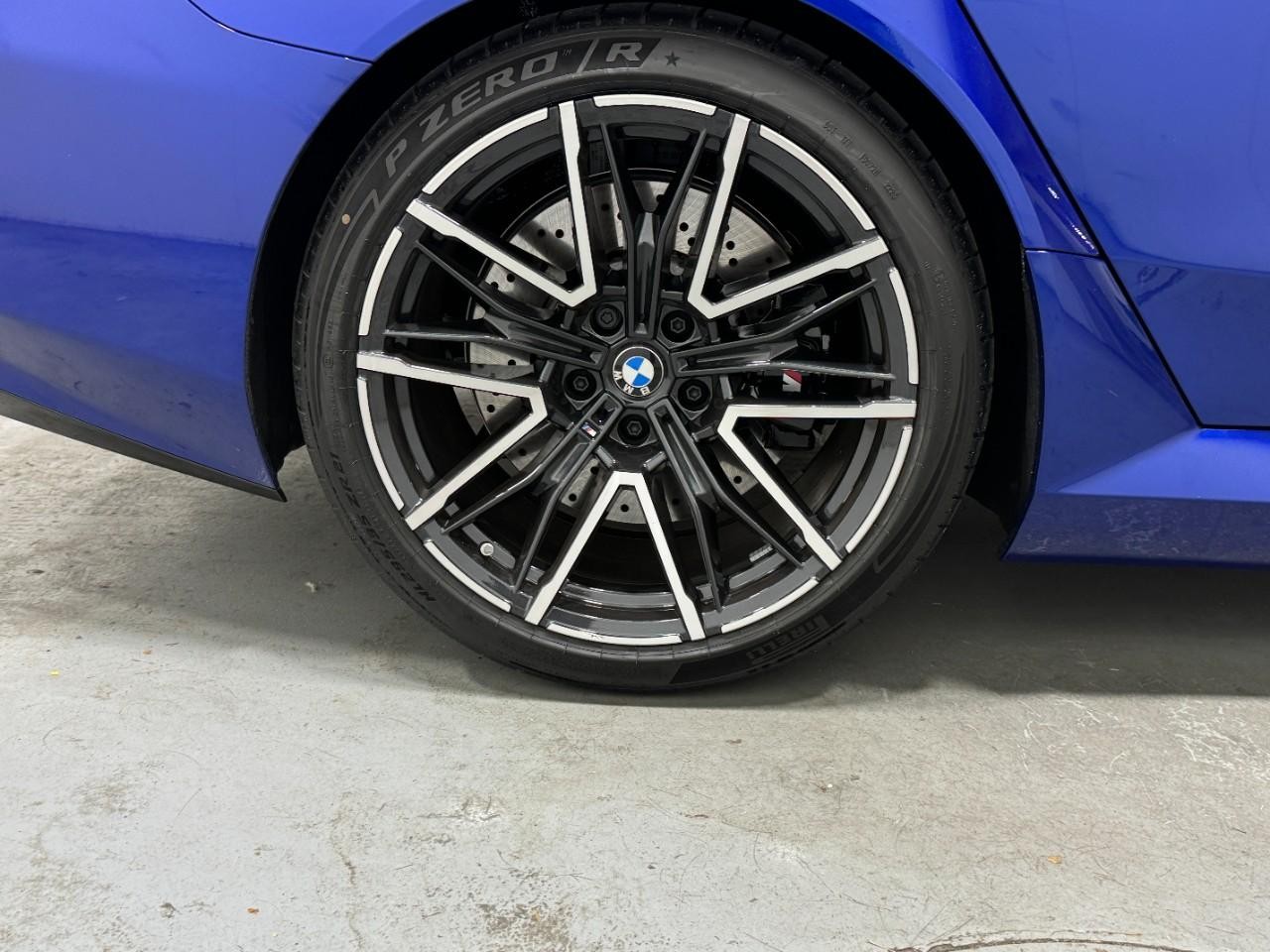 BMW M5 Vehicle Full-screen Gallery Image 5