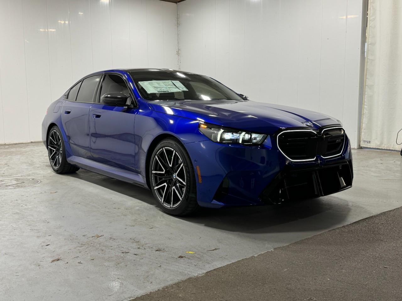 BMW M5 Vehicle Full-screen Gallery Image 6