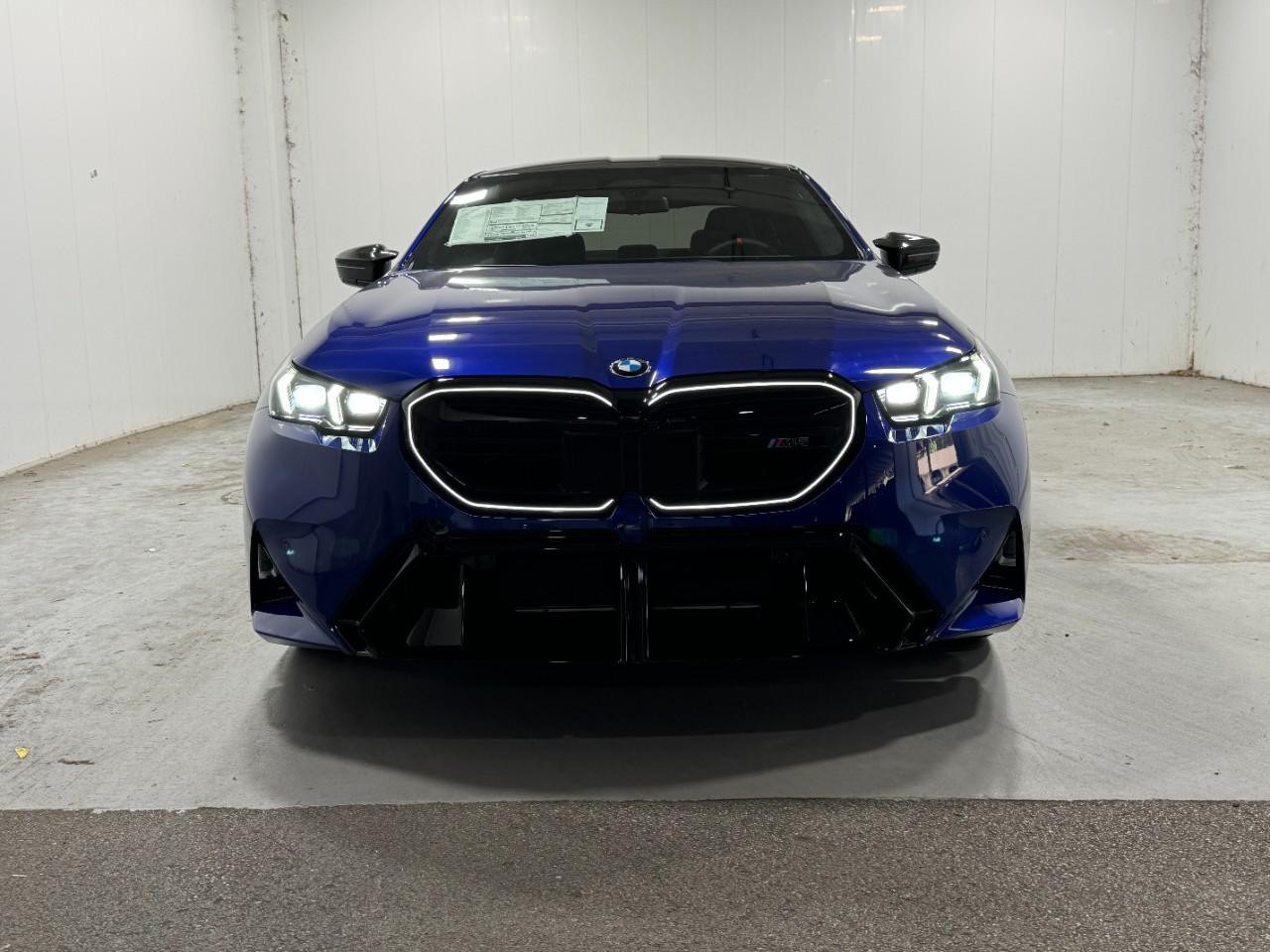 BMW M5 Vehicle Full-screen Gallery Image 7