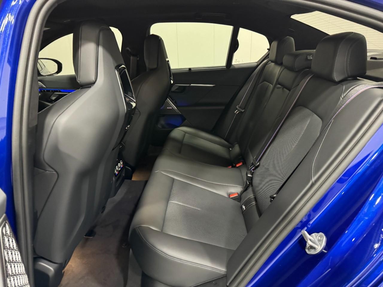 BMW M5 Vehicle Full-screen Gallery Image 8