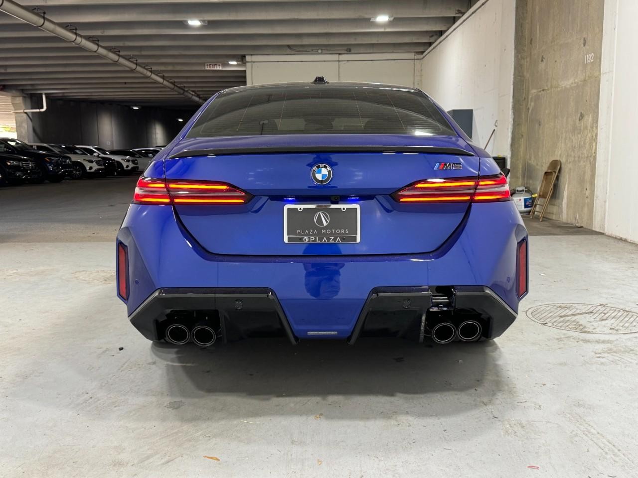 BMW M5 Vehicle Full-screen Gallery Image 9