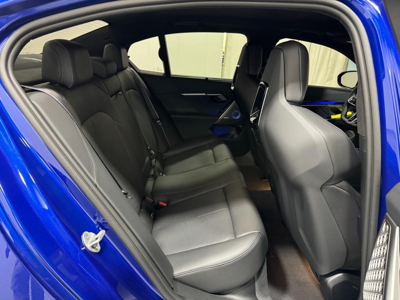 BMW M5 Vehicle Full-screen Gallery Image 10