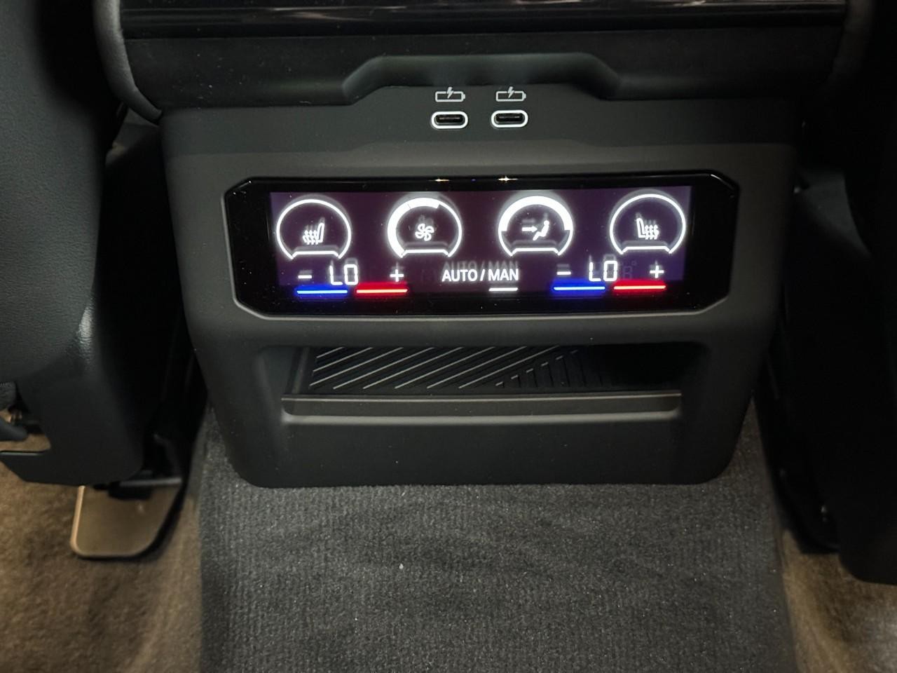 BMW M5 Vehicle Full-screen Gallery Image 11