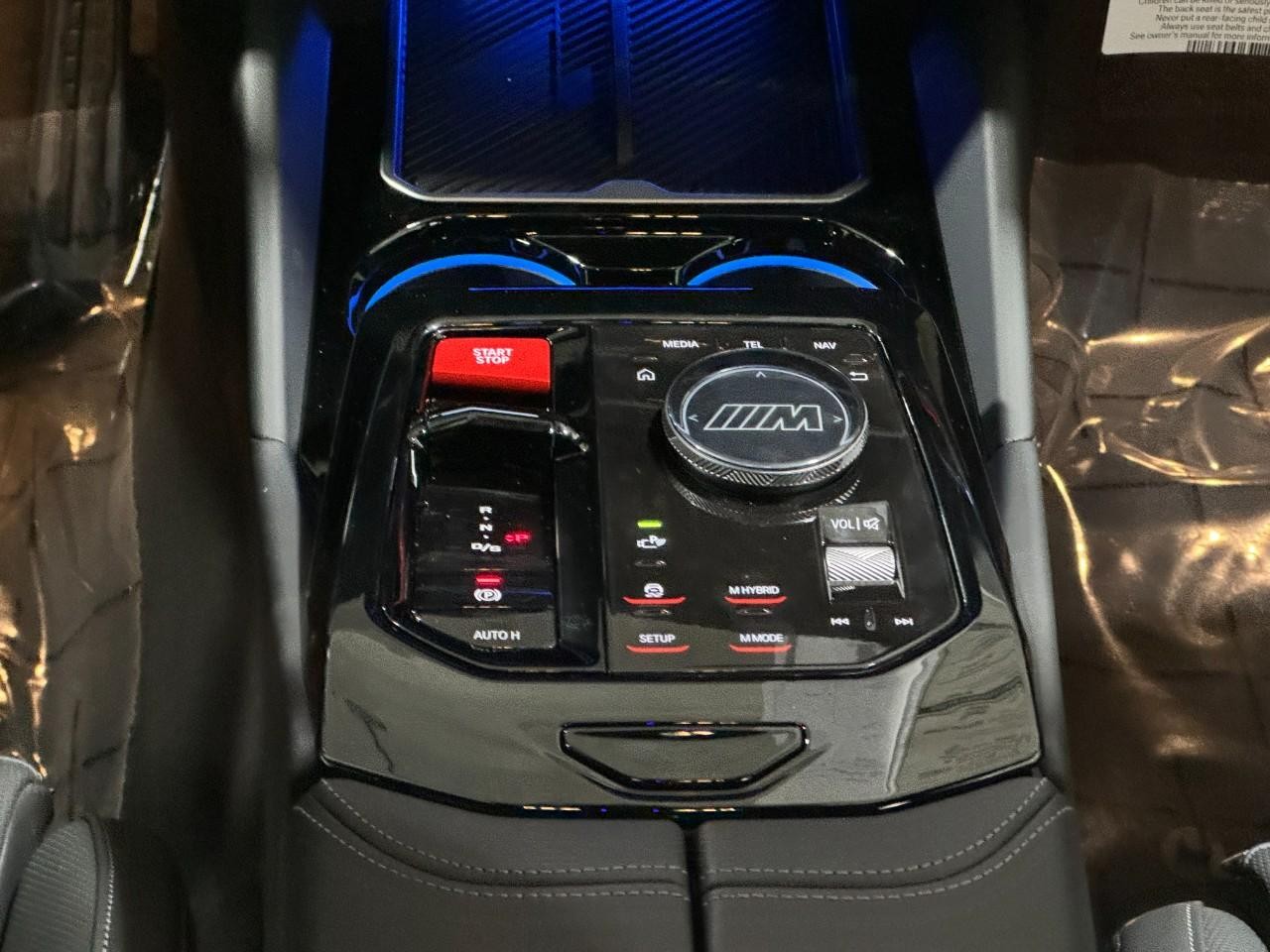 BMW M5 Vehicle Full-screen Gallery Image 15