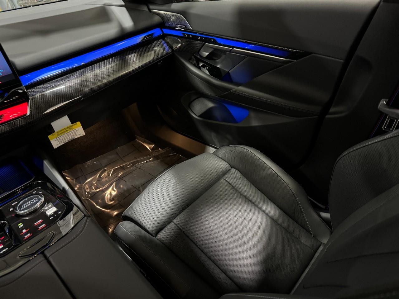 BMW M5 Vehicle Full-screen Gallery Image 16