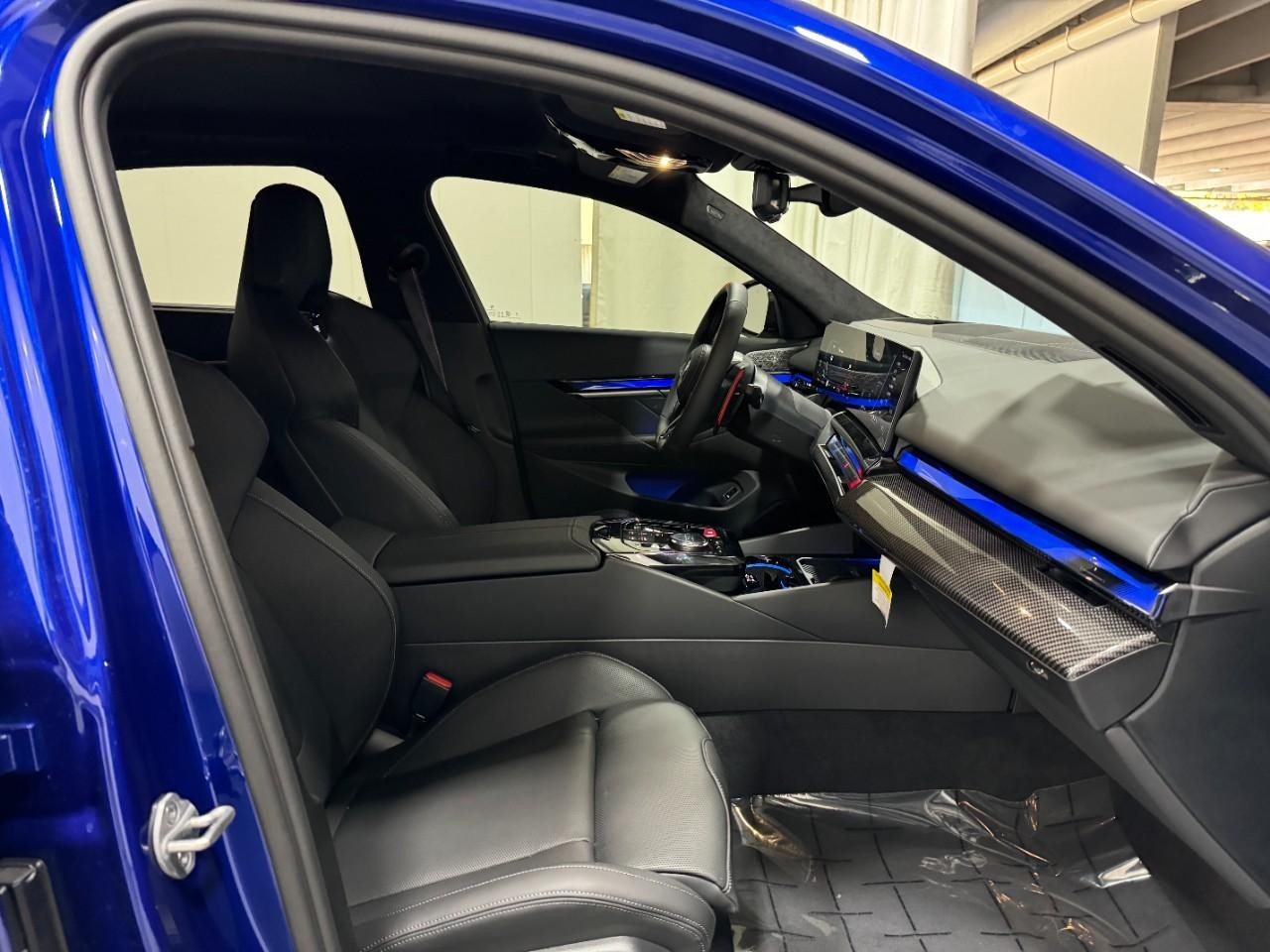 BMW M5 Vehicle Full-screen Gallery Image 17