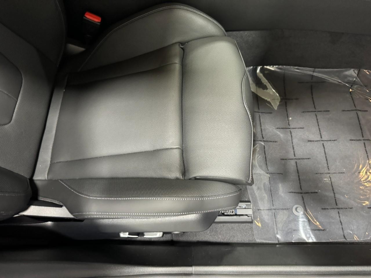 BMW M5 Vehicle Full-screen Gallery Image 18