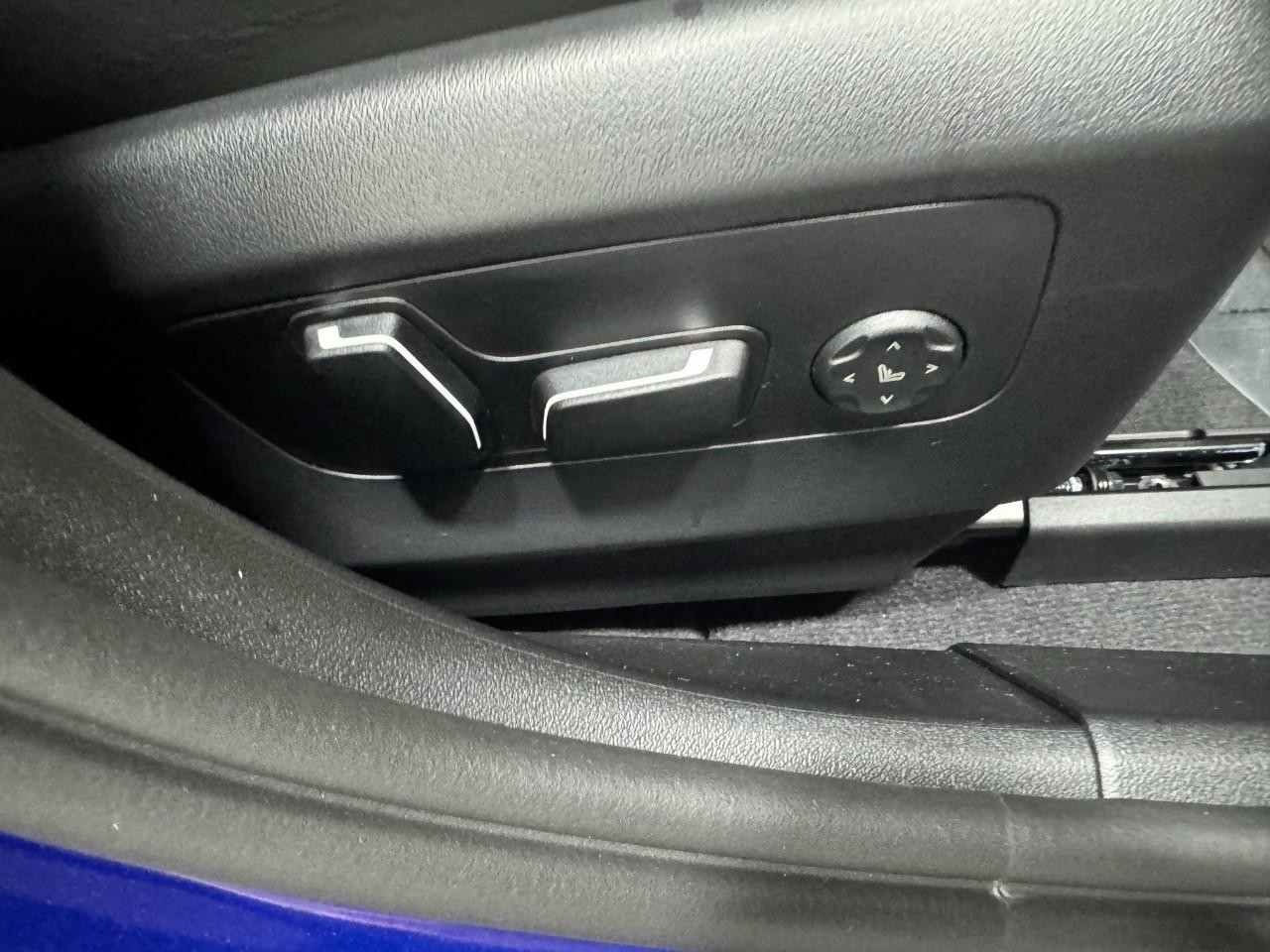 BMW M5 Vehicle Full-screen Gallery Image 19