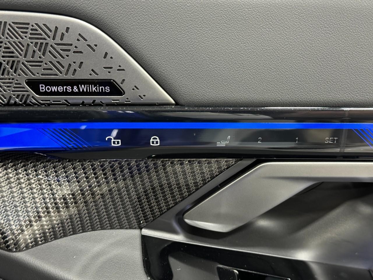 BMW M5 Vehicle Full-screen Gallery Image 20