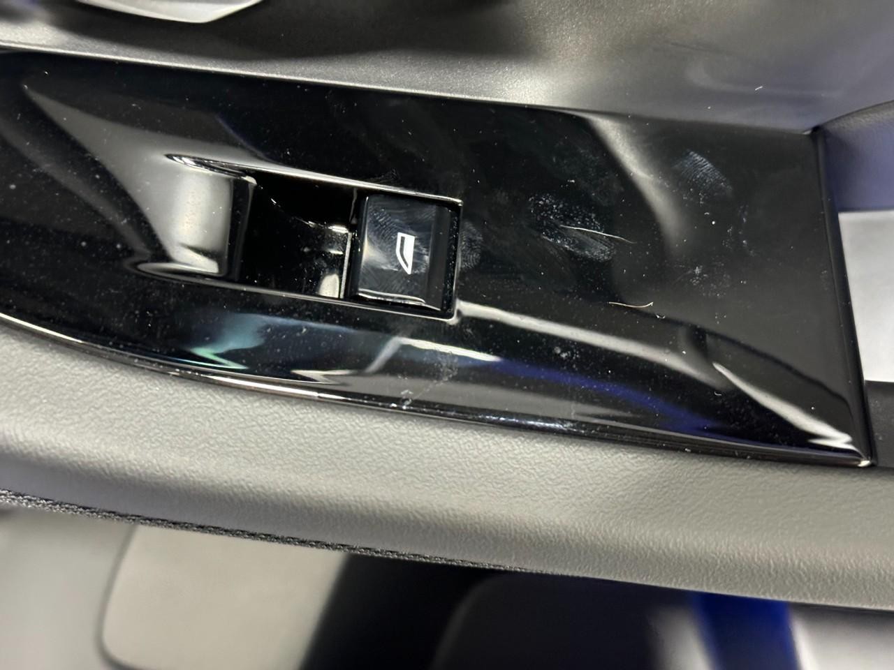 BMW M5 Vehicle Full-screen Gallery Image 21