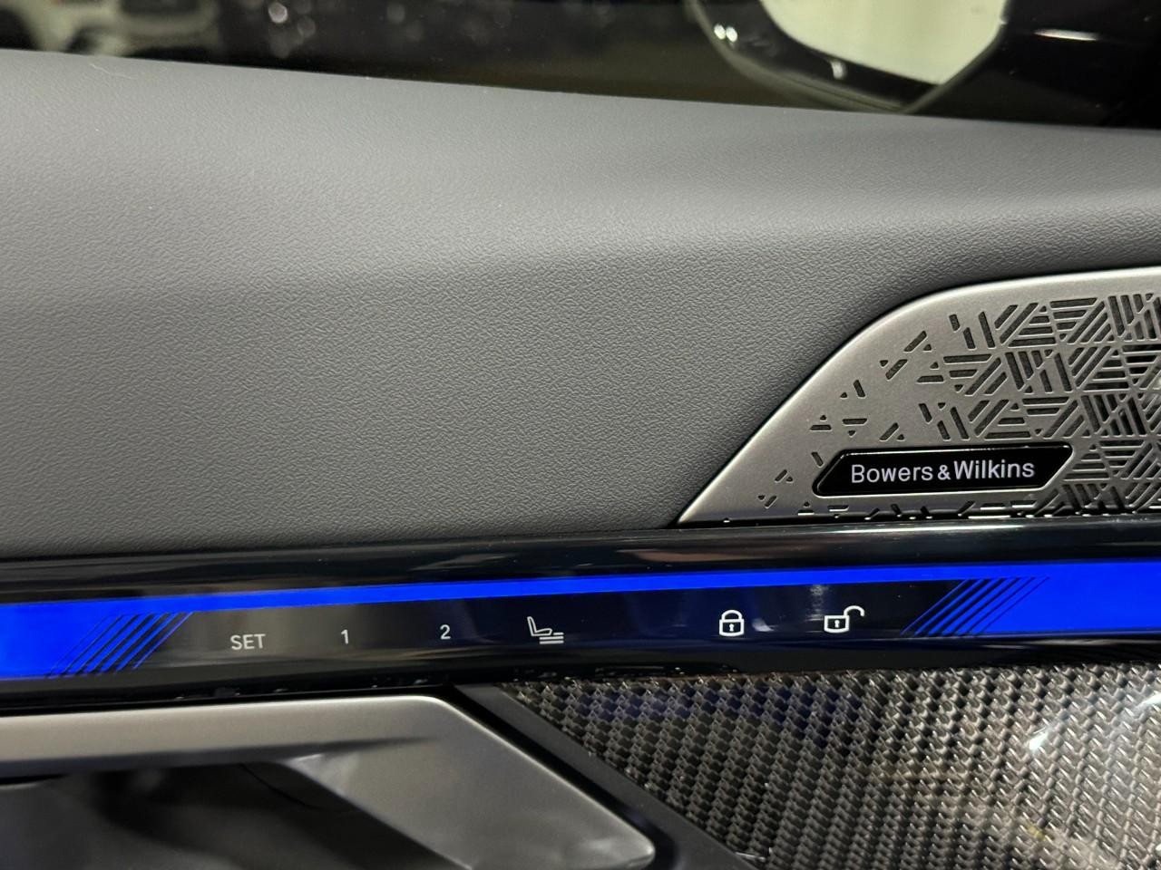 BMW M5 Vehicle Full-screen Gallery Image 22