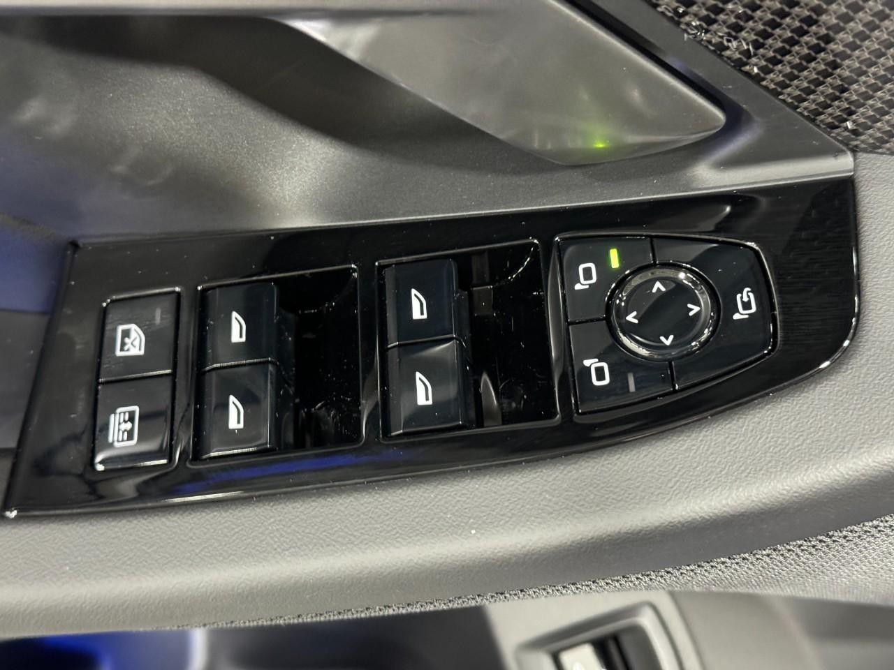 BMW M5 Vehicle Full-screen Gallery Image 23