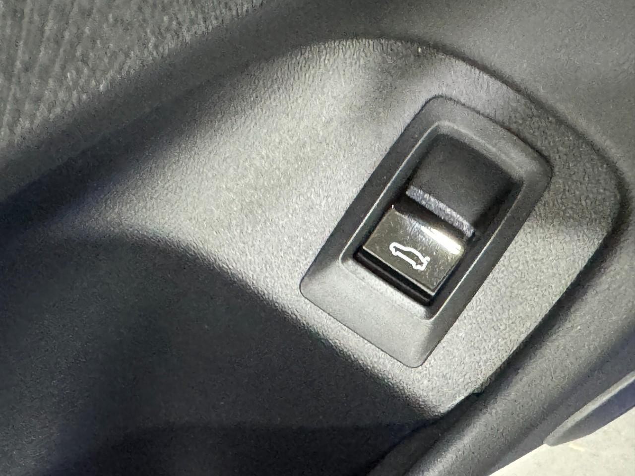 BMW M5 Vehicle Full-screen Gallery Image 24