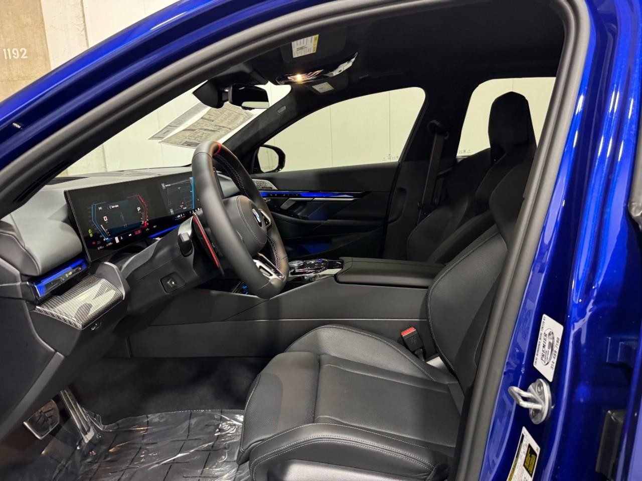 BMW M5 Vehicle Full-screen Gallery Image 25