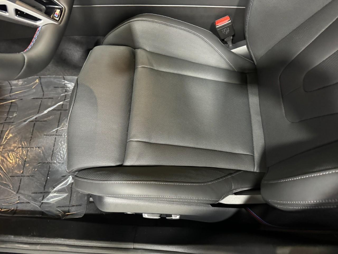 BMW M5 Vehicle Full-screen Gallery Image 26