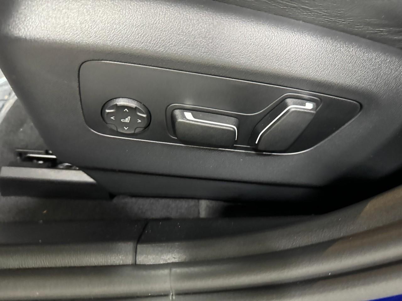 BMW M5 Vehicle Full-screen Gallery Image 27