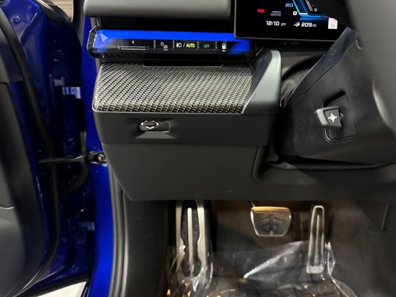 BMW M5 Vehicle Full-screen Gallery Image 28