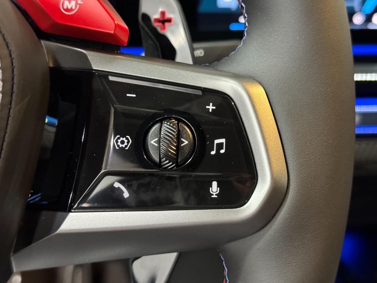 BMW M5 Vehicle Full-screen Gallery Image 30