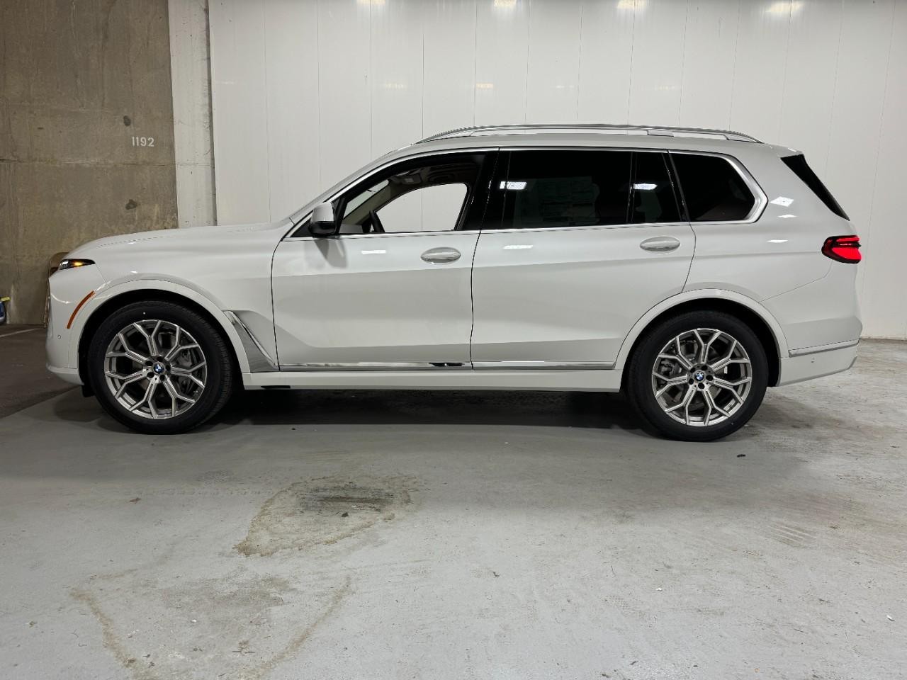 BMW X7 Vehicle Full-screen Gallery Image 2