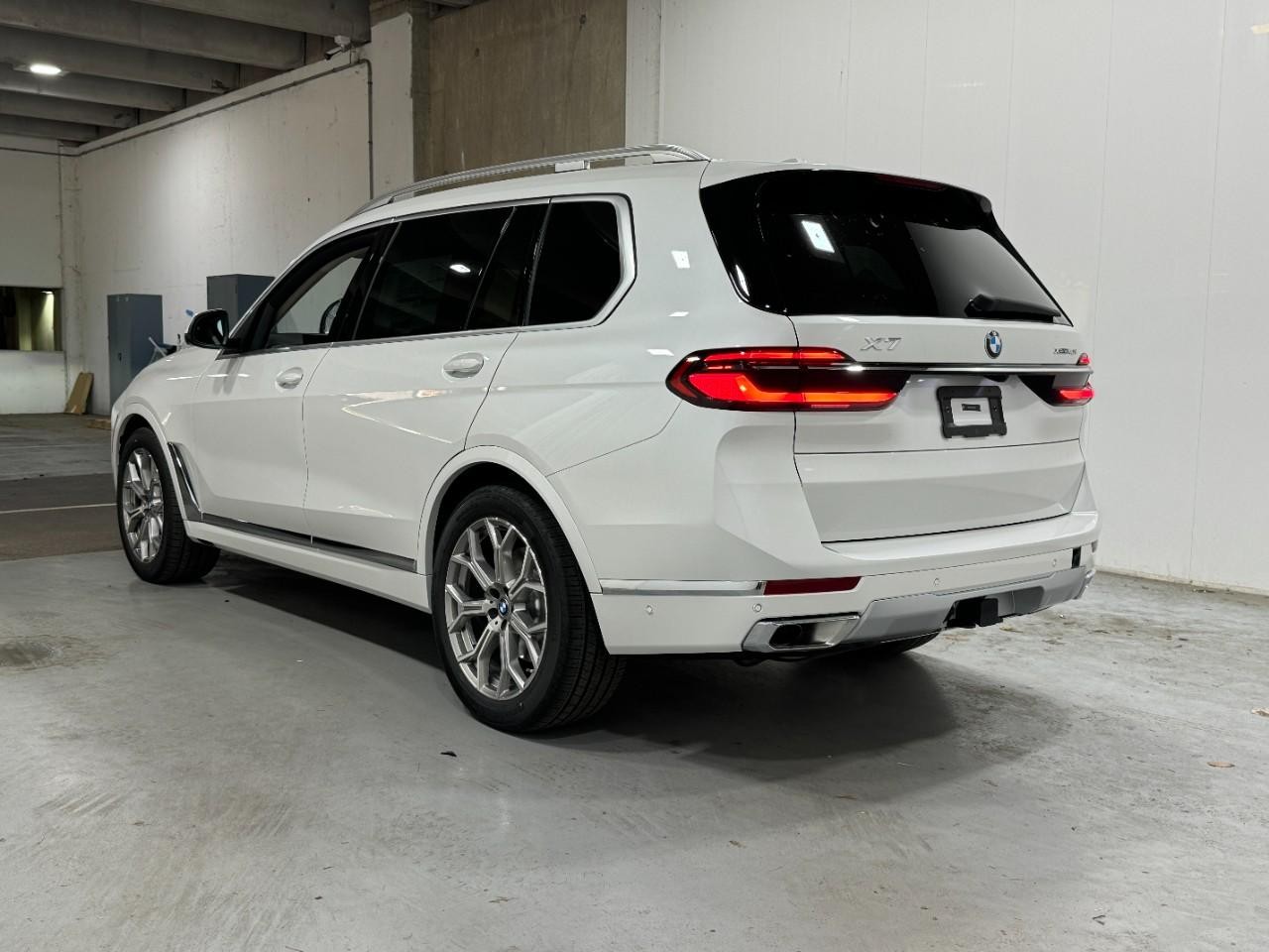 BMW X7 Vehicle Full-screen Gallery Image 3