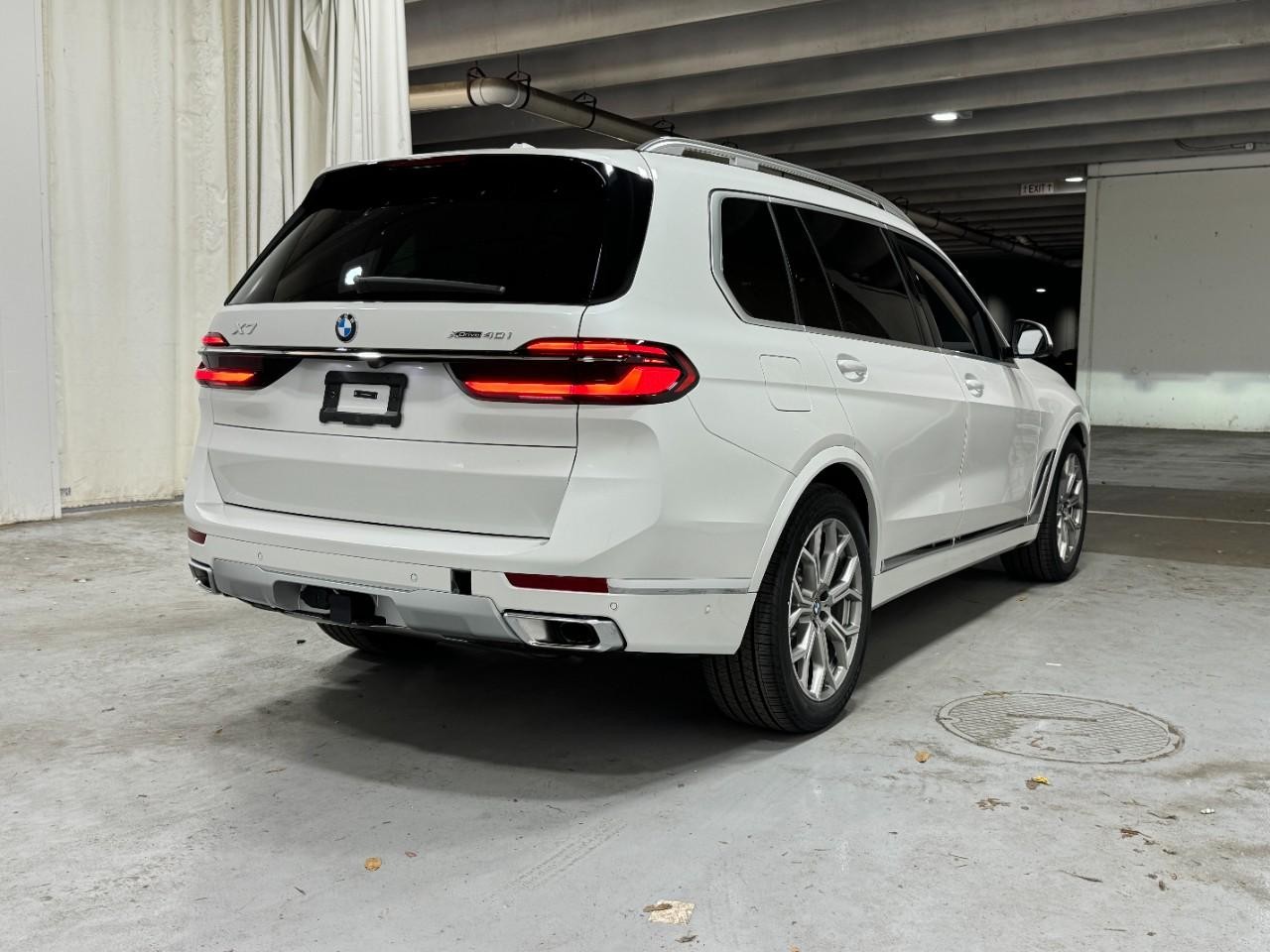BMW X7 Vehicle Full-screen Gallery Image 4