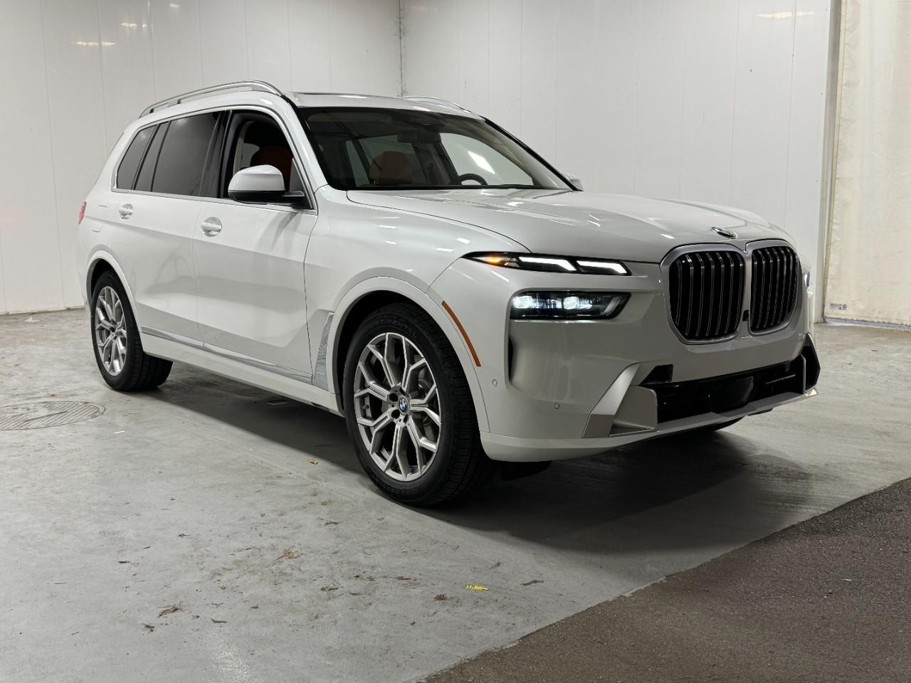 BMW X7 Vehicle Full-screen Gallery Image 6