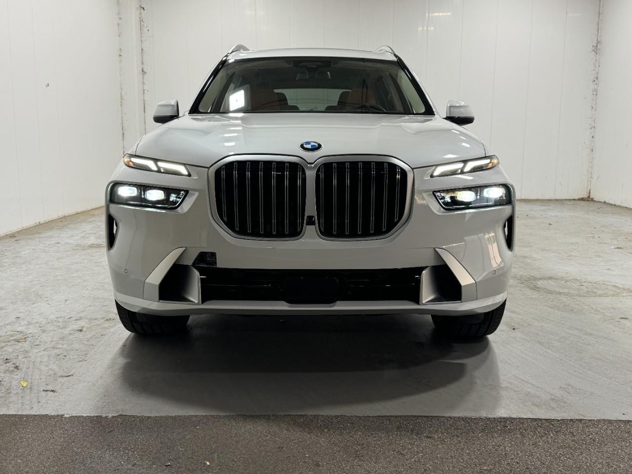 BMW X7 Vehicle Full-screen Gallery Image 7