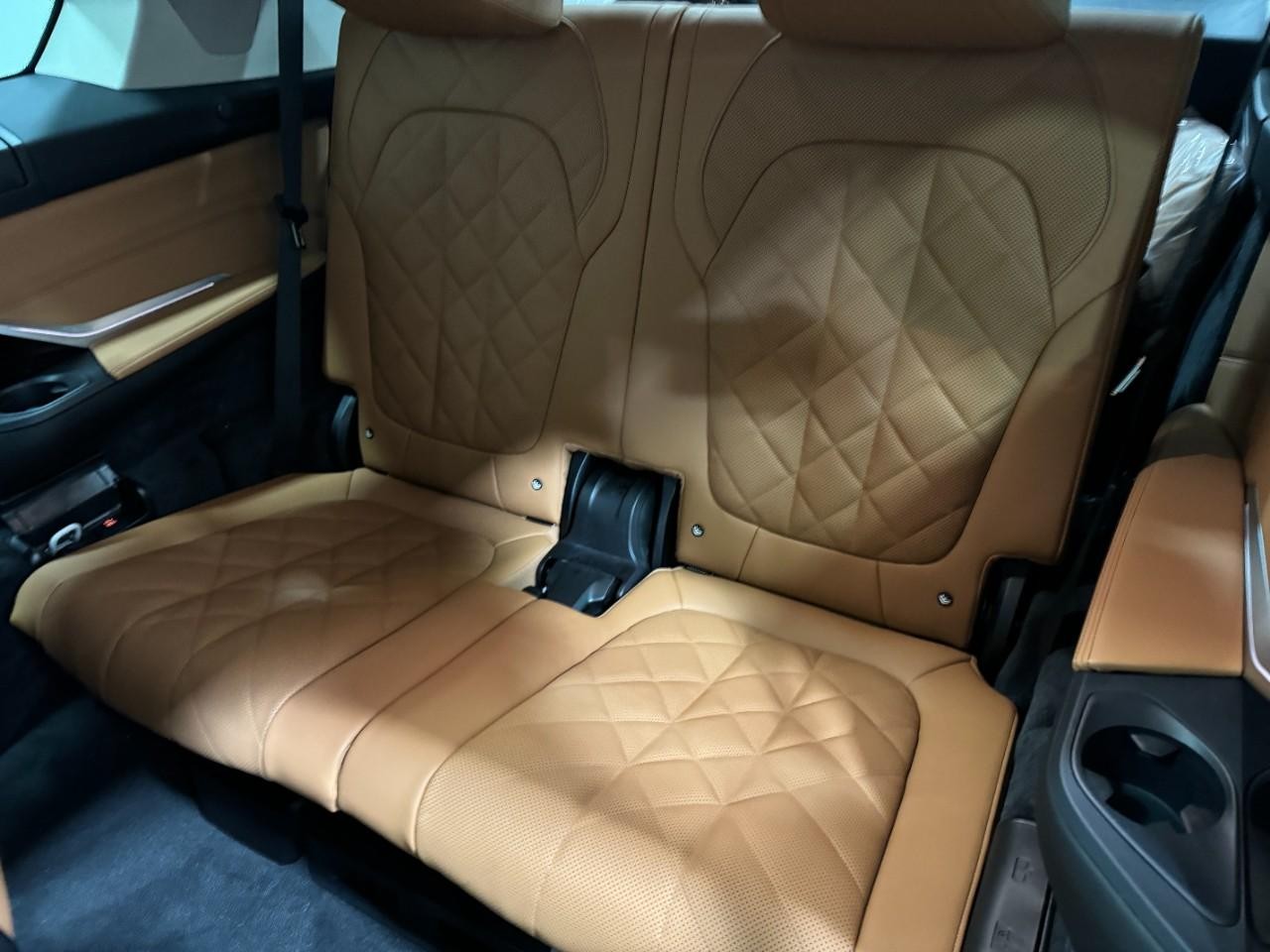 BMW X7 Vehicle Full-screen Gallery Image 8