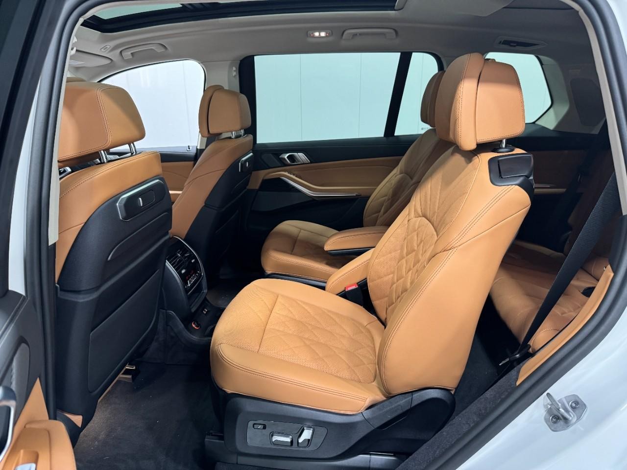 BMW X7 Vehicle Full-screen Gallery Image 9