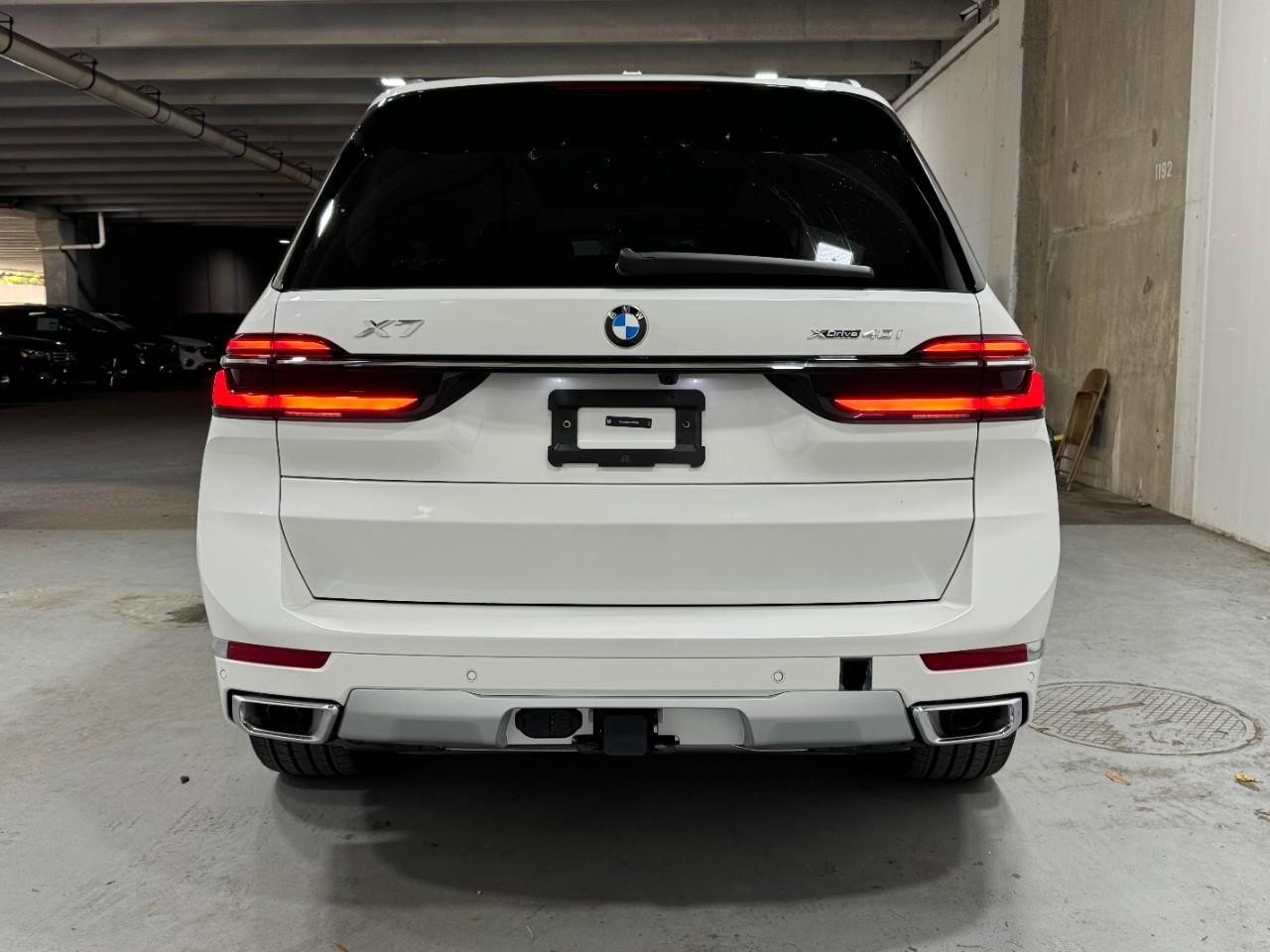 BMW X7 Vehicle Full-screen Gallery Image 10