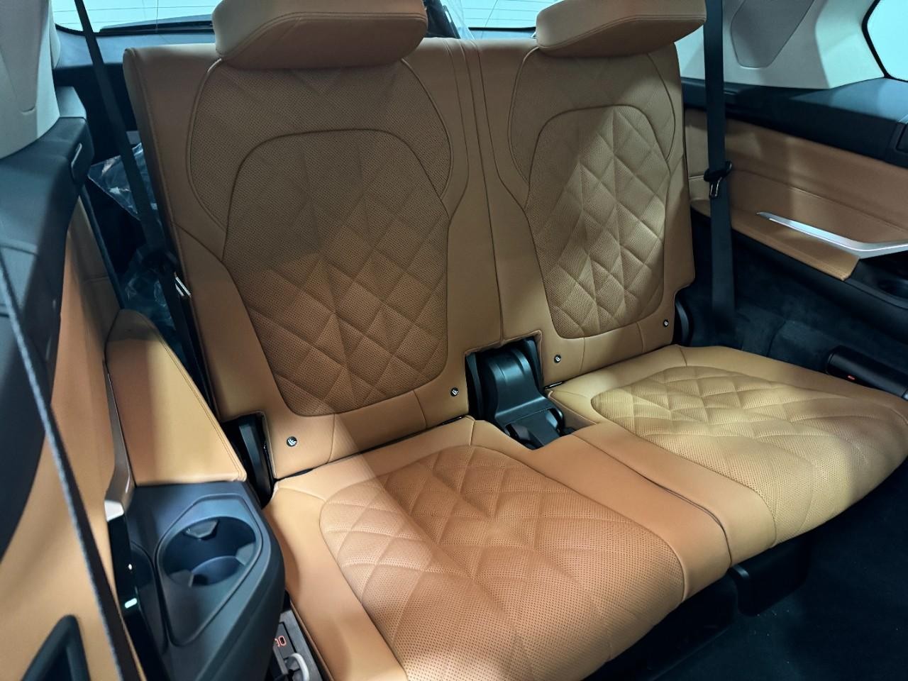 BMW X7 Vehicle Full-screen Gallery Image 11