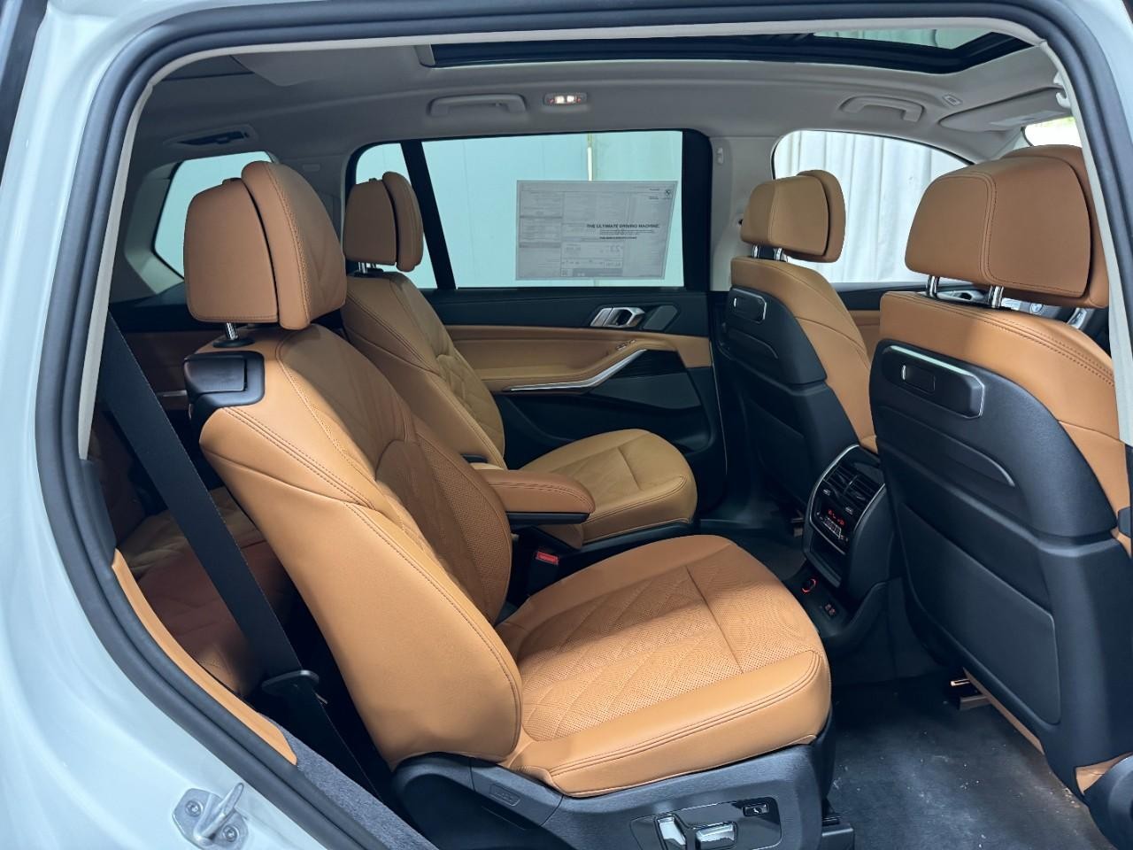 BMW X7 Vehicle Full-screen Gallery Image 12