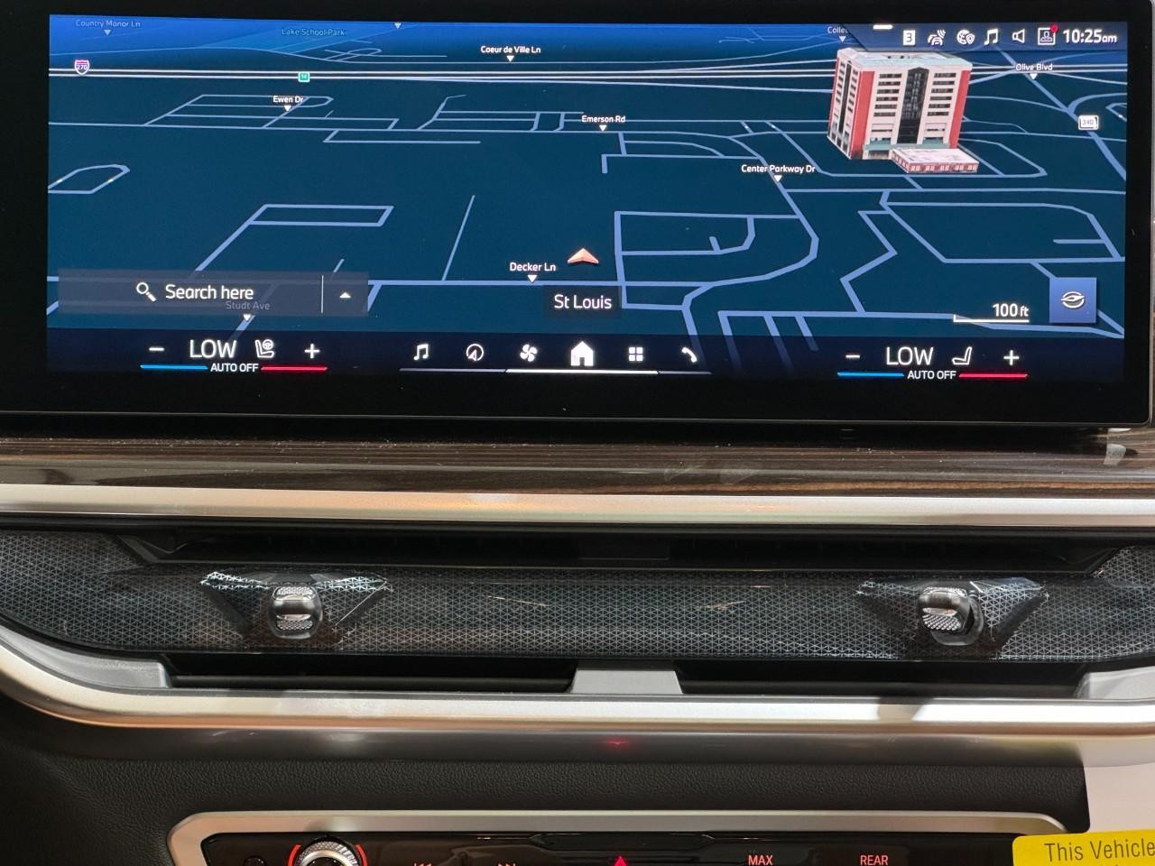 BMW X7 Vehicle Full-screen Gallery Image 17