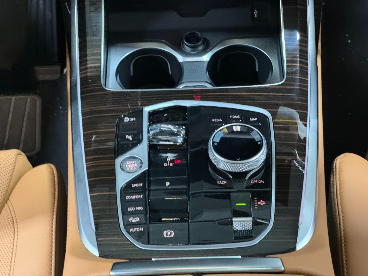 BMW X7 Vehicle Full-screen Gallery Image 18