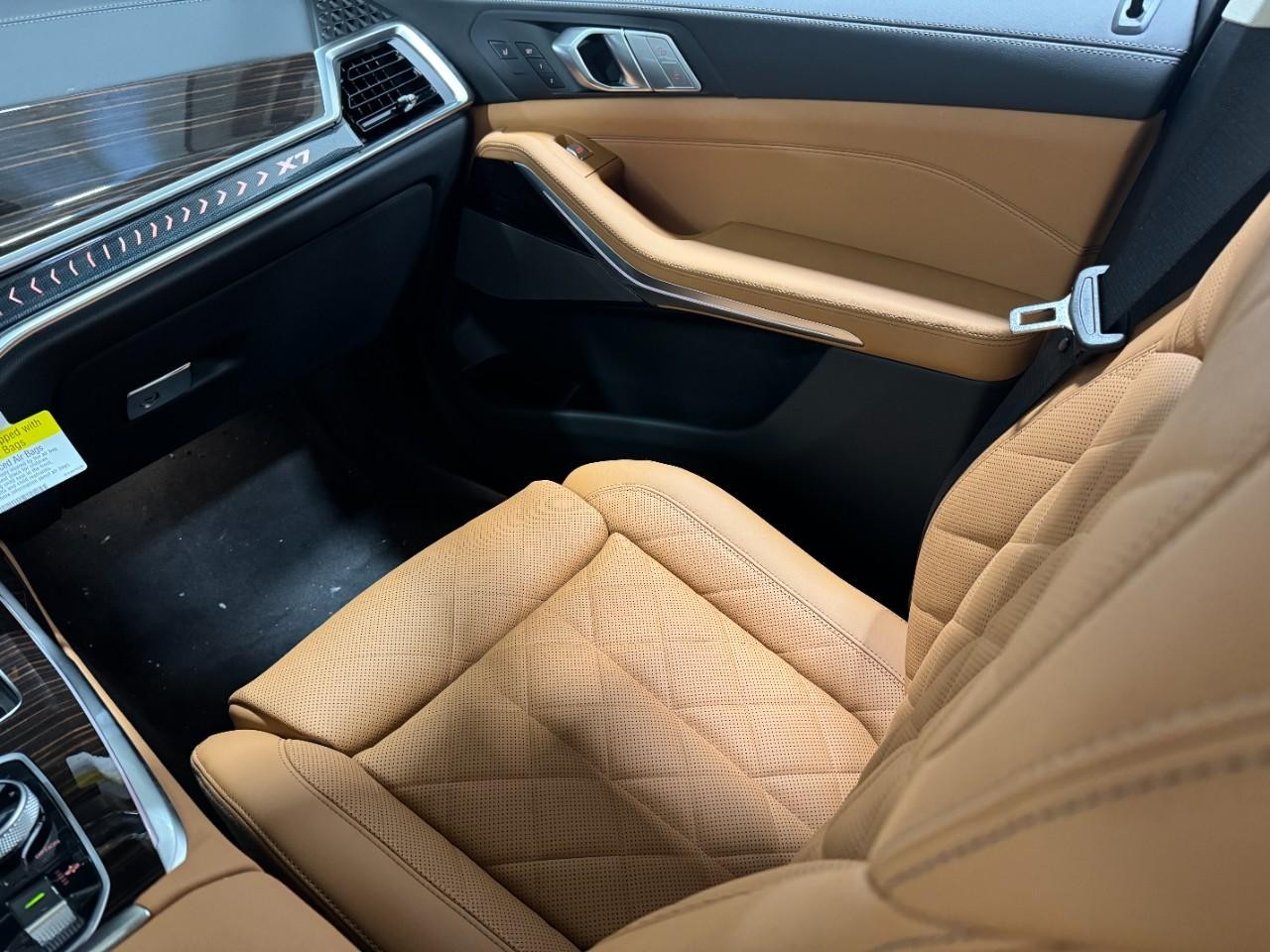 BMW X7 Vehicle Full-screen Gallery Image 19