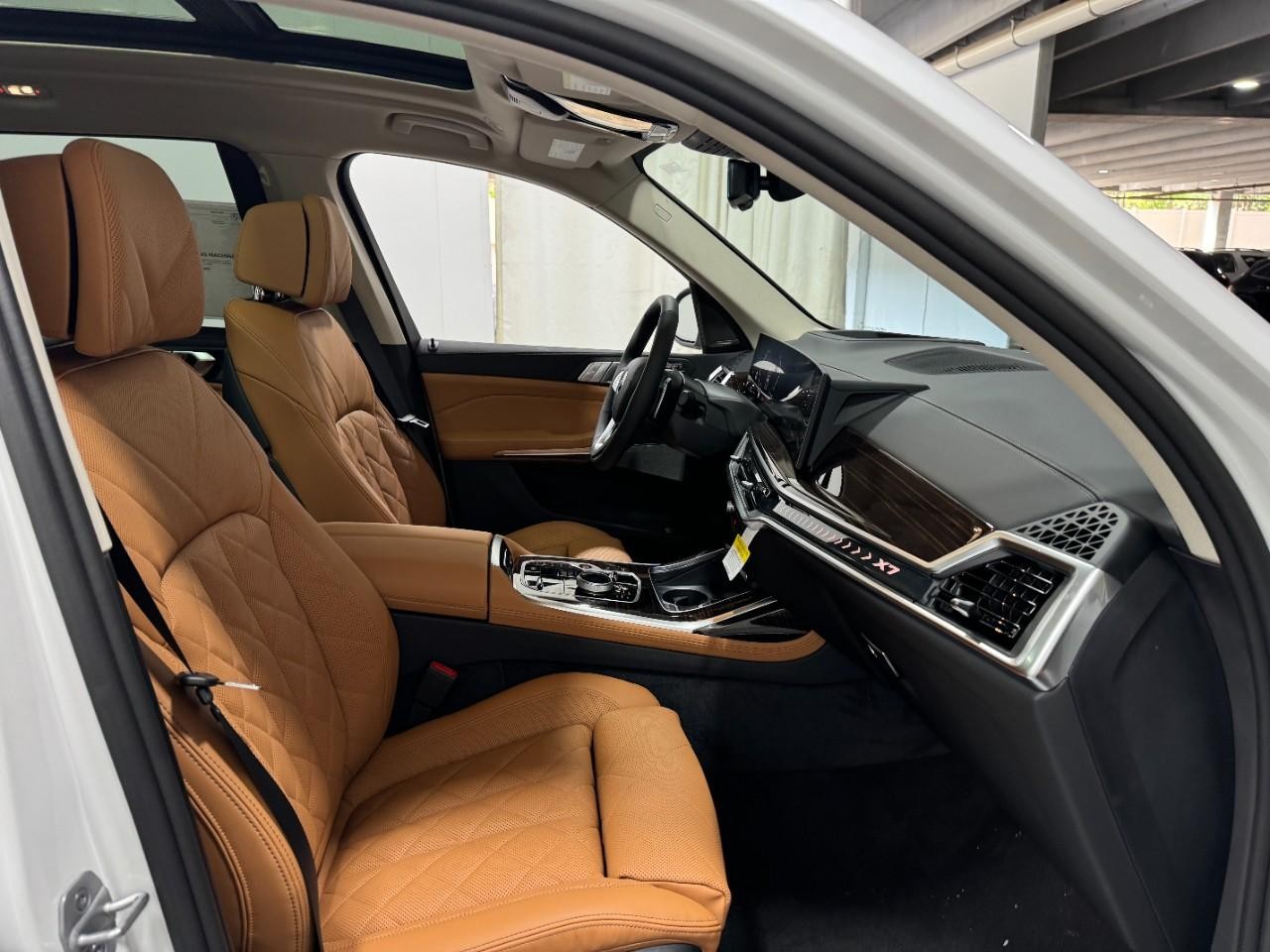 BMW X7 Vehicle Full-screen Gallery Image 20