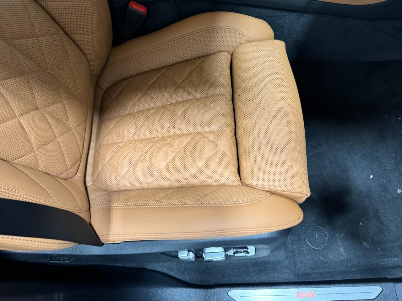 BMW X7 Vehicle Full-screen Gallery Image 21