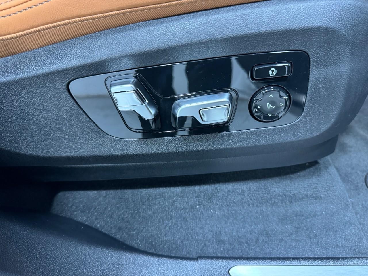 BMW X7 Vehicle Full-screen Gallery Image 22