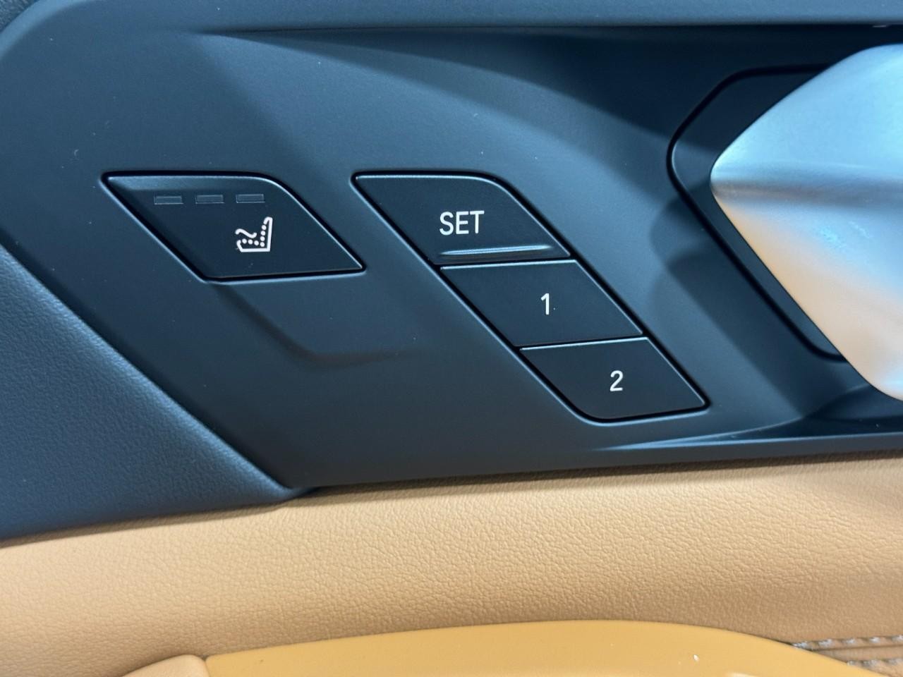 BMW X7 Vehicle Full-screen Gallery Image 23