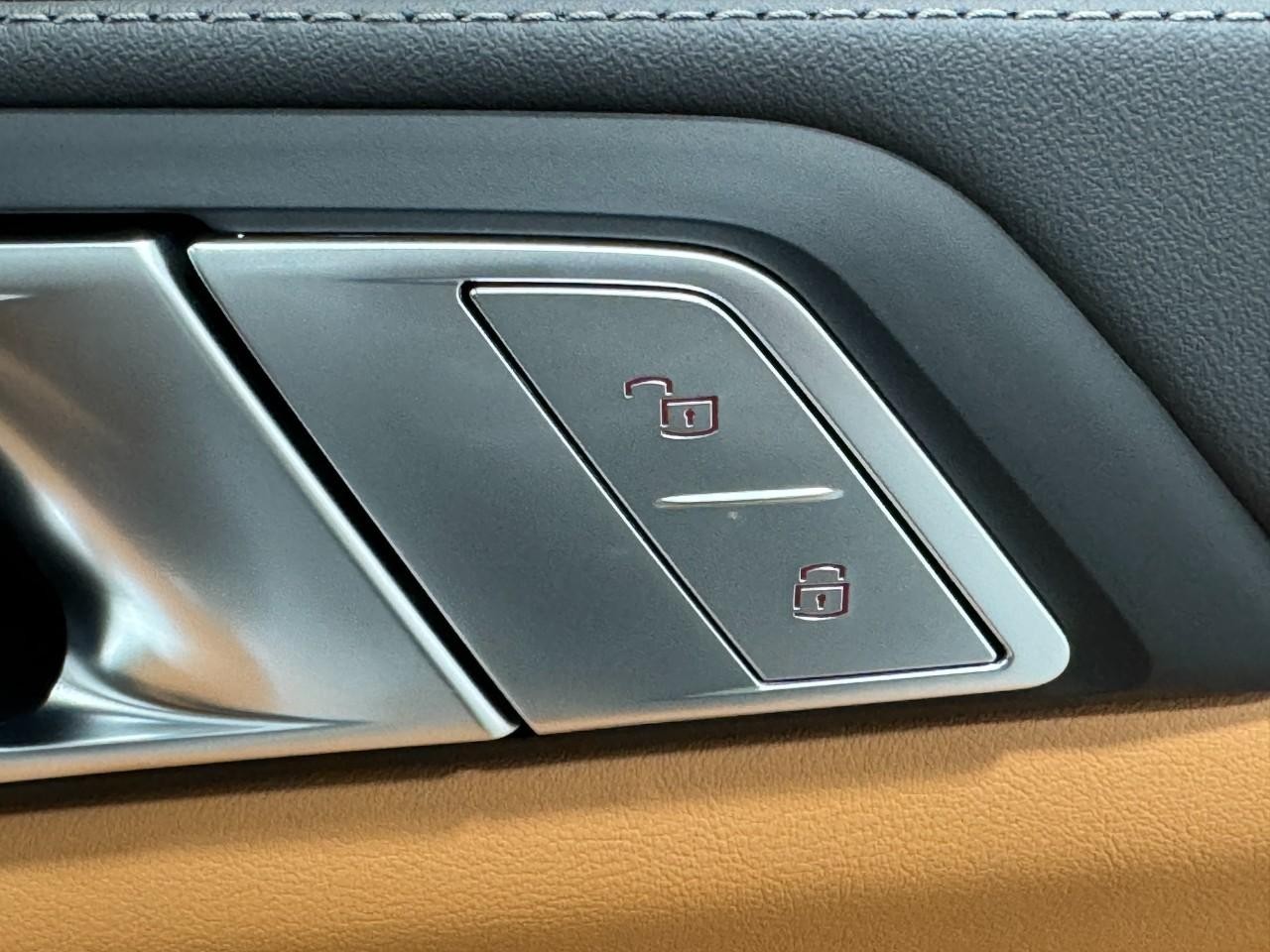 BMW X7 Vehicle Full-screen Gallery Image 24