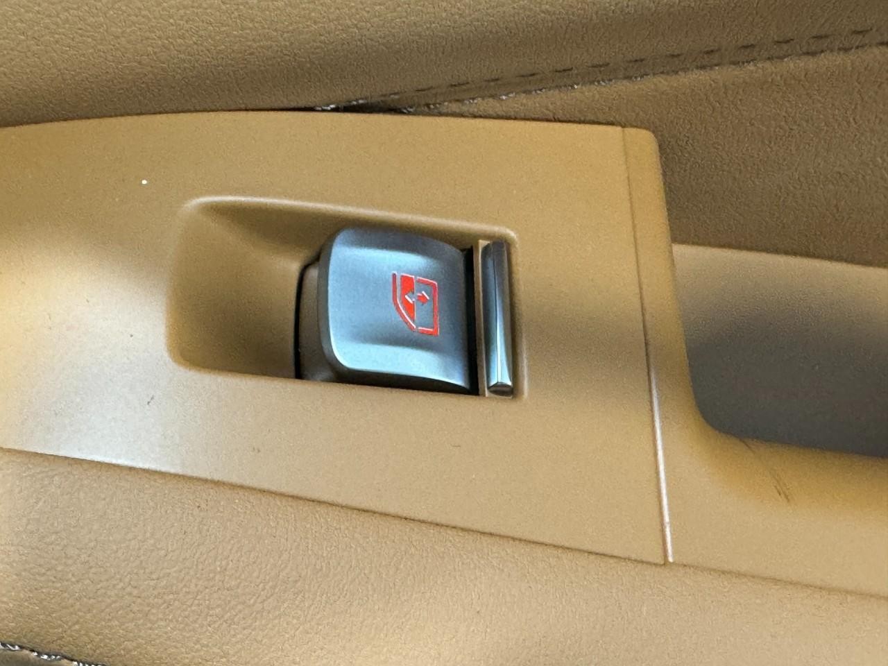 BMW X7 Vehicle Full-screen Gallery Image 25