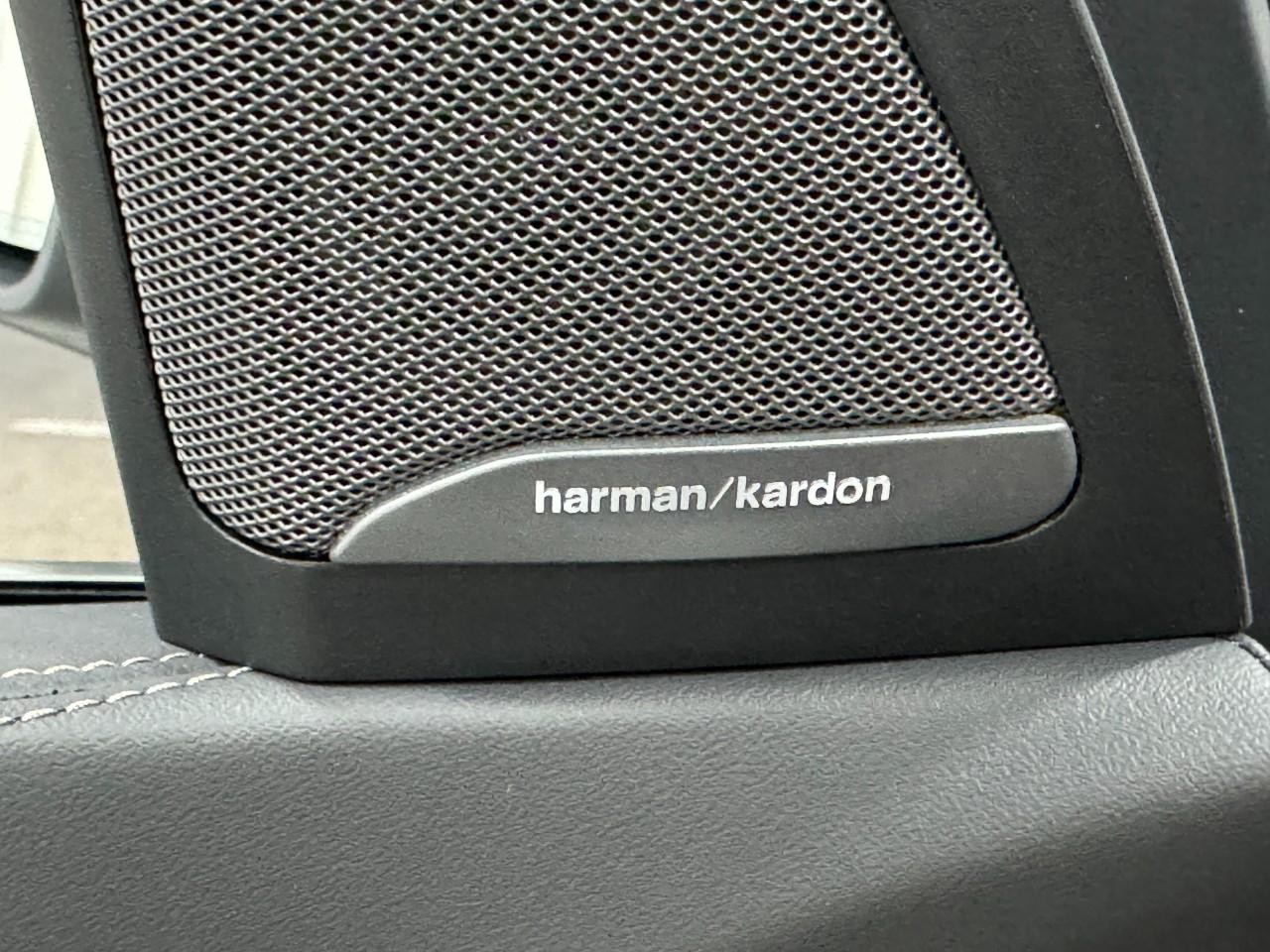 BMW X7 Vehicle Full-screen Gallery Image 26