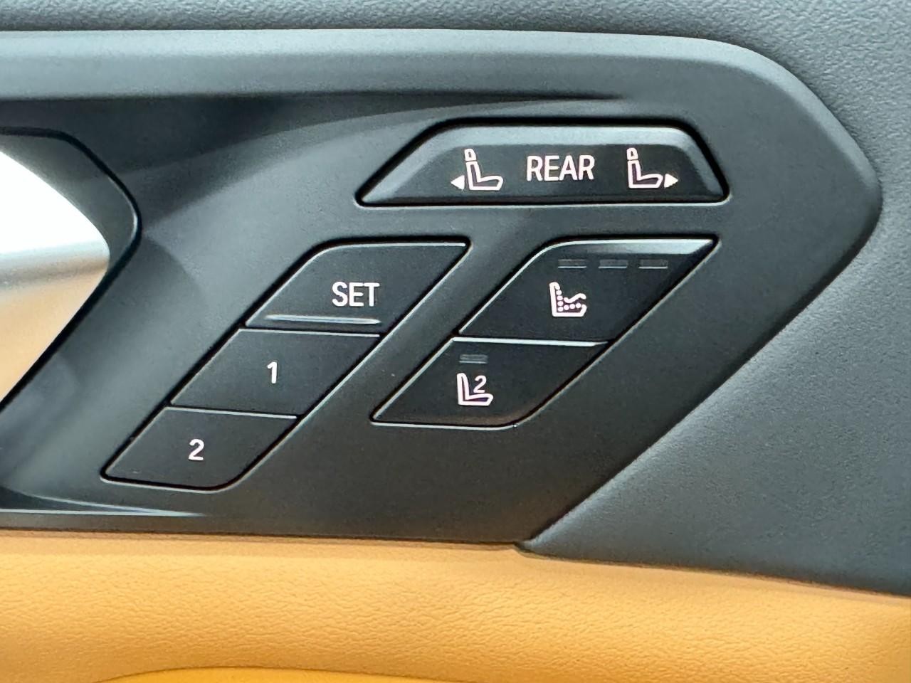 BMW X7 Vehicle Full-screen Gallery Image 27