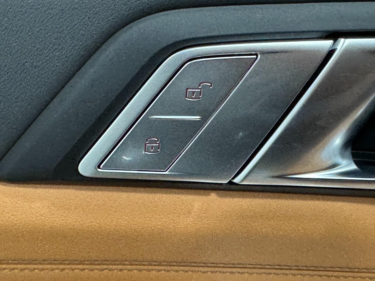 BMW X7 Vehicle Full-screen Gallery Image 28