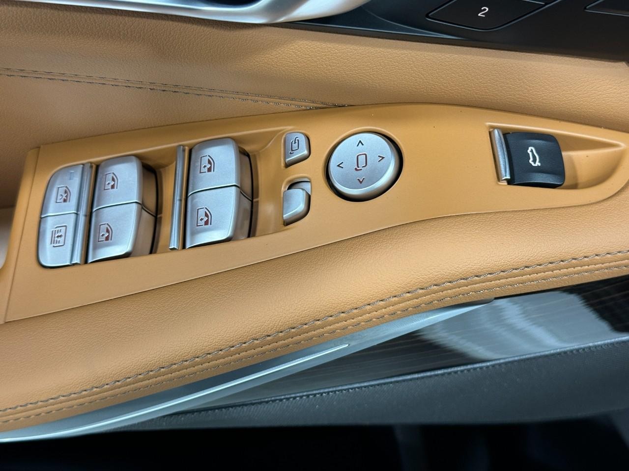 BMW X7 Vehicle Full-screen Gallery Image 29