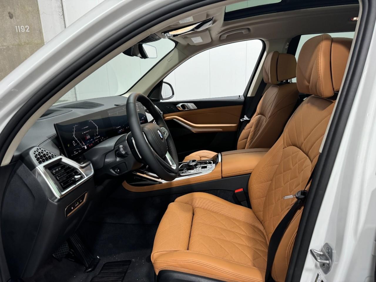 BMW X7 Vehicle Full-screen Gallery Image 30