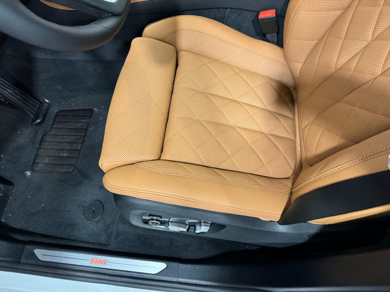 BMW X7 Vehicle Full-screen Gallery Image 31