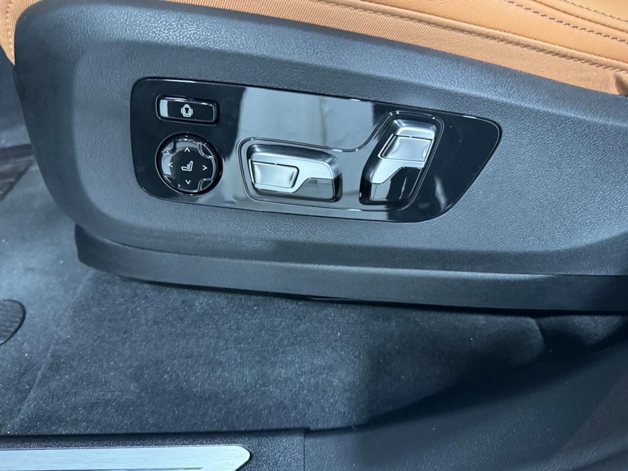 BMW X7 Vehicle Full-screen Gallery Image 32