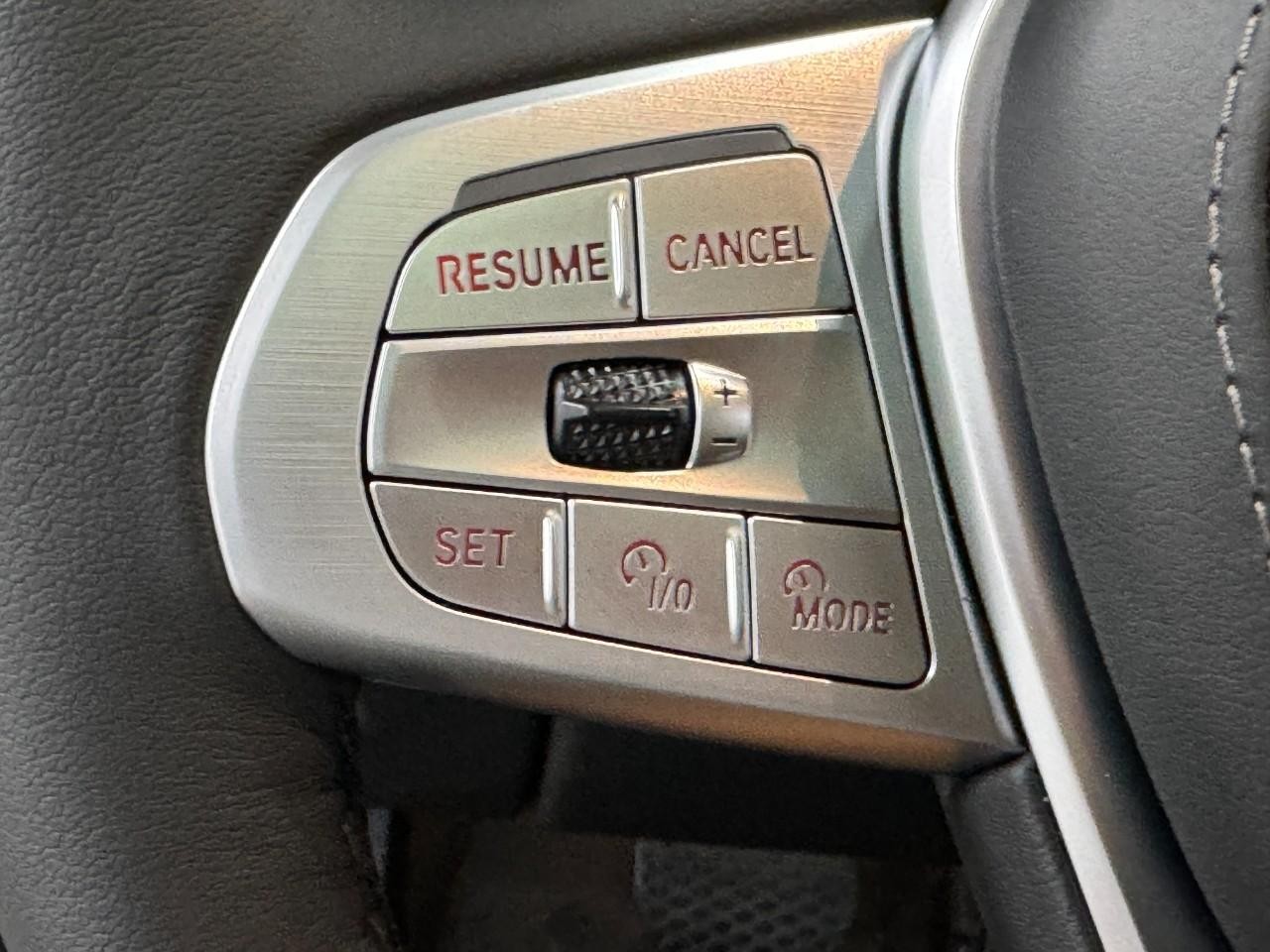 BMW X7 Vehicle Full-screen Gallery Image 34